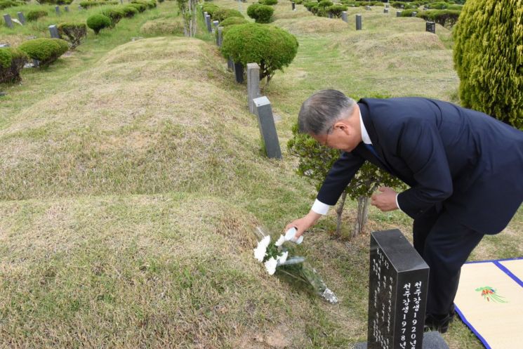 문재인 전 대통령이 12일 오후 경남 양산시 천주교 부산교구 하늘공원에 위치한 부모님 묘소에서 참배하고 있다./사진=문재인 전 대통령 페이스북 캡처