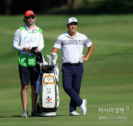 이경훈(오른쪽)이 AT&T바이런넬슨 첫날 13번홀에서 코스를 바라보고 있다. 맥키니(美 텍사스주)=Getty images/멀티비츠
