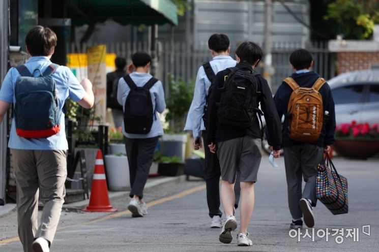 학교 내 대면수업 본격화 이후 처음 맞이하는 스승의날을 이틀 앞둔 13일 서울 시내 한 고등학교에서 학생들이 등교를 하고 있다. 사진은 기사 내용과 무관. /문호남 기자 munonam@
