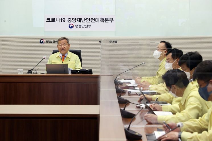 정부 "먹는 치료제 100만명 분 추가 확보…6월 국제선 운항, 주 230편 증편"
