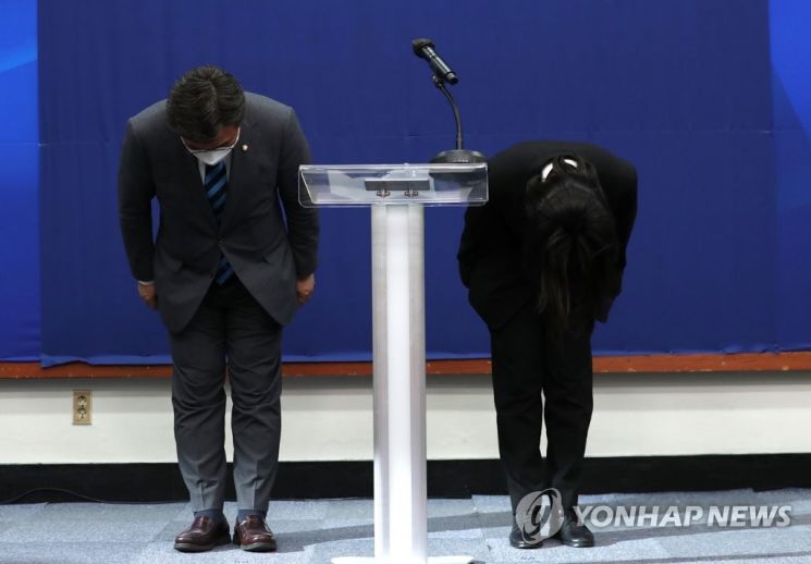 박지현·윤호중 더불어민주당 공동비상대책위원장이 12일 오후 서울 여의도 국회에서 성비위 사건으로 제명된 박완주 의원과 관련해 입장을 밝히고 공식 사과하고 있다. /사진=연합뉴스