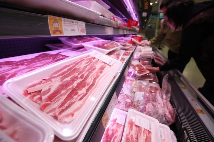 서울 이마트 용산점에서 시민들이 돼지고기를 고르고 있다. [이미지출처=연합뉴스]