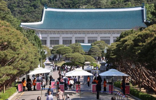 [포토] 개방 첫 주말 북적이는 청와대