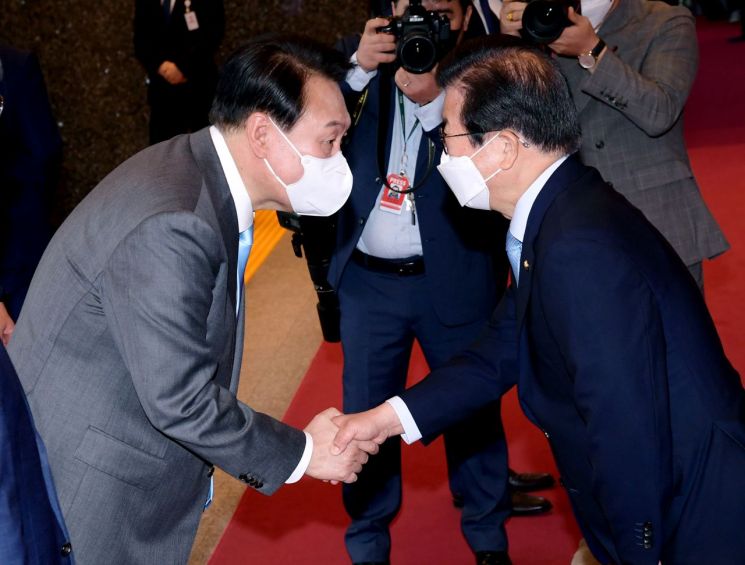 尹대통령 "의회주의가 민주주의 본질…법률·예산 넘어 정책도 사전에 상의하겠다"