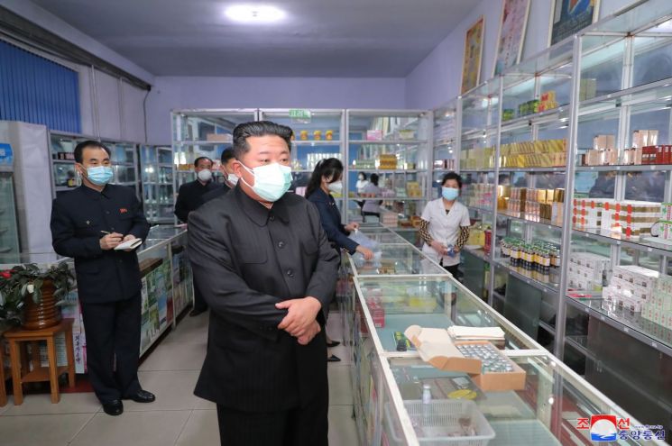 김정은 북한 국무위원장이 마스크를 쓰고 평양시 안의 약국들을 찾아 의약품 공급실태를 직접 요해(파악)하고 있다. [이미지출처=연합뉴스]