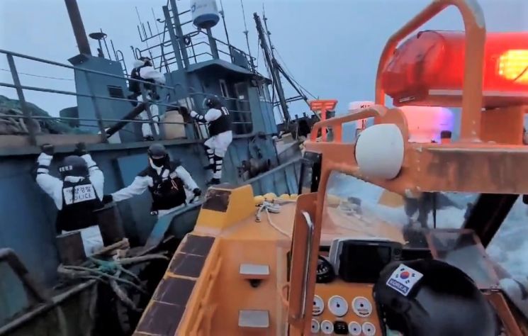 목포해경, 무허가 불법조업 중국어선 2척 나포