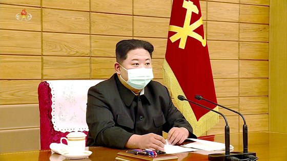 북한 김정은 국무위원장이 마스크를 착용하고 있다. /사진=조선중앙TV 캡처, 연합뉴스
