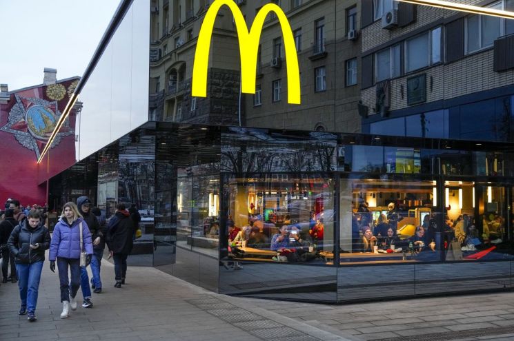 맥도날드도 러시아 사업 접는다…"현지 업체에 매각"