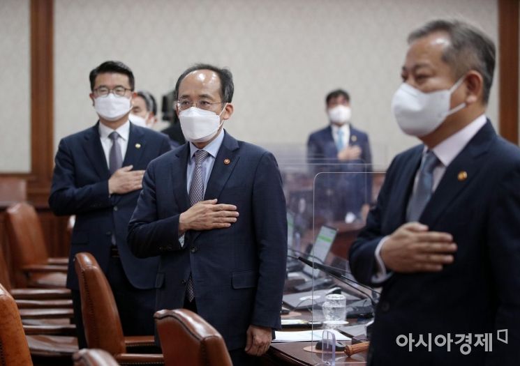 [포토] 국민의례 하는 국무위원들