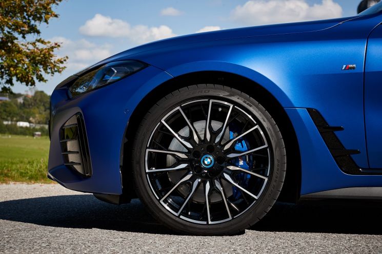 바스프의 재생가능 원료 기반 무광 클리어 코트 솔루션을 적용한 BMW i4 M50.(사진제공=바스프)