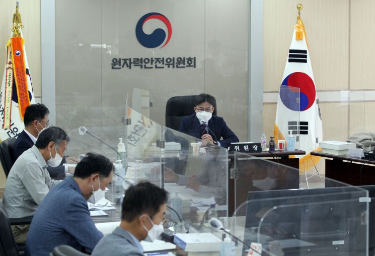 지난 13일 열린 제157회 원자력안전위원회에서 유국희 원안위원장(오른쪽)이 발언하고 있다. [사진제공 = 원자력안전위원회]
