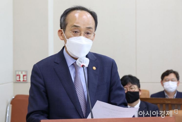 추경호 경제부총리가 17일 국회에서 열린 기획재정위원회 전체회의에 출석, 추경안 제안설명을 하고 있다./윤동주 기자 doso7@