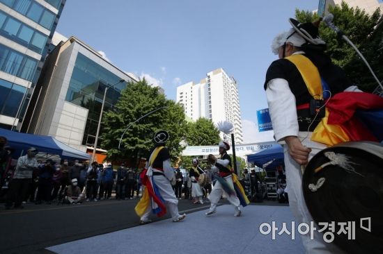 5·18광주민주화운동 기념식 전날 열리는 '전야제'가 17일 광주광역시 동구 금남로 일대에서 3년 만에 대규모로 개최됐다.