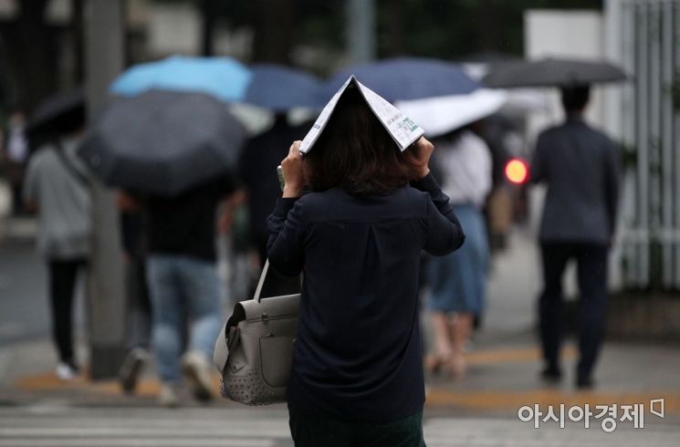 [포토] '우산 대신 신문지'