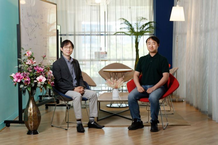 김효일 교수(좌측)과 김정탁 연구원.