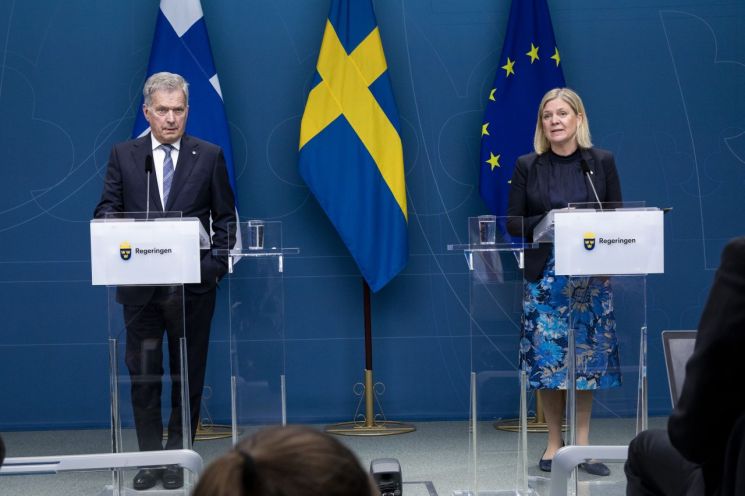 마그달레나 안데르손 스웨덴 총리(오른쪽)가 17일(현지시간) 자국을 공식 방문한 사울리 니니스퇴 핀란드 대통령과 함께 스톡홀름에서 공동 기자회견에 참석하고 있다. 안데르손 총리는 양국이 18일 북대서양조약기구(NATOㆍ나토) 가입 신청서를 함께 제출할 것이라고 밝혔다. 스톡홀림(스웨덴)=신화·연합뉴스