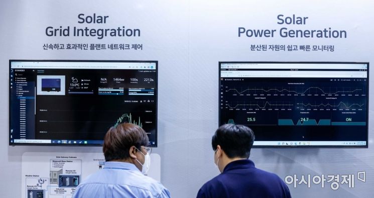 18일 서울 강남구 코엑스에서 열린 '2022 국제 전기전력 전시회'에서 태양광 제어 프로그램이 시연되고 있다./강진형 기자aymsdream@