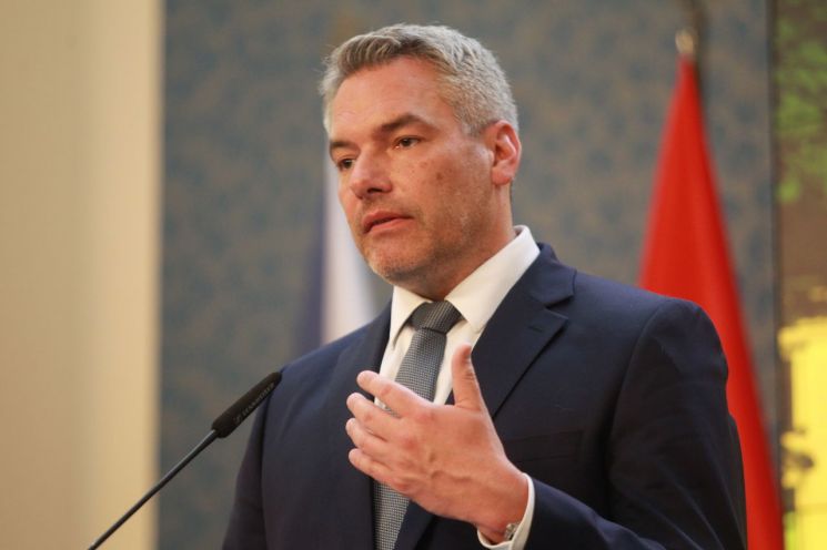 오스트리아 총리 "나토 가입 계획 없어…EU 에너지 안보 관심가져야" 