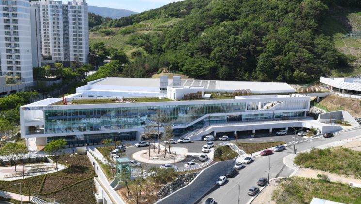 국내 최대 수영장 개장 카운트다운 … 부산 기장군, ‘정관아쿠아드림파크’ 마무리 한창