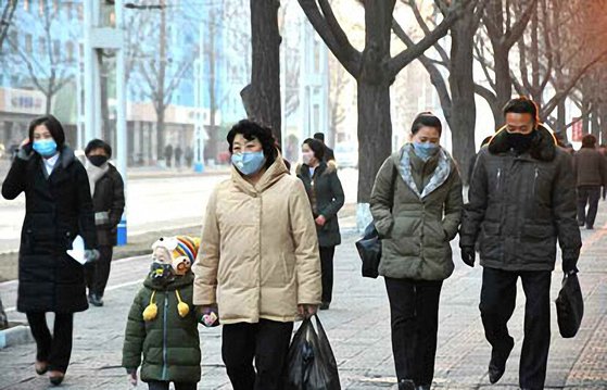 북한 주민들이 마스크를 쓰고 거리를 지나고 있다. /사진=노동신문, 연합뉴스