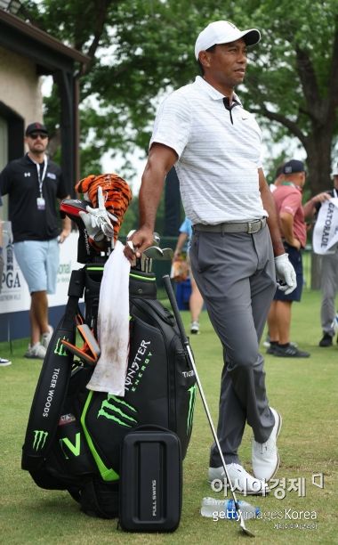 ‘돌아온 골프황제’ 타이거 우즈가 PGA챔피언십에 앞서 연습라운드를 하고 있다. 털사(미국)=Getty images/멀티비츠