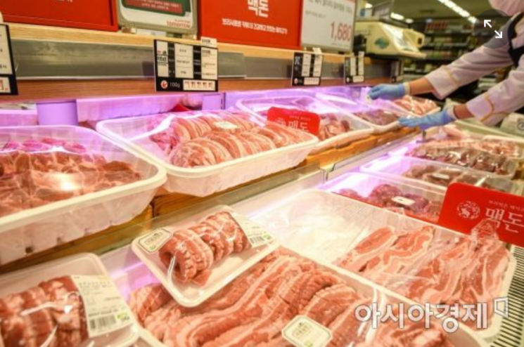 서울 한 대형마트 축산 코너 판매대에 돼지고기가 진열돼있다. 사진=아시아경제DB.