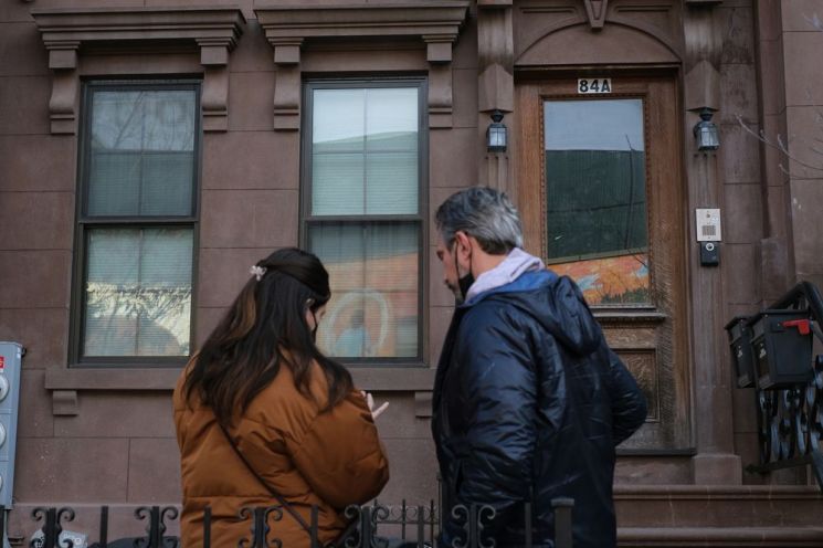 뉴욕 브루클린의 한 아파트 밖에 세입자가 서 있다. (출처=블룸버그)