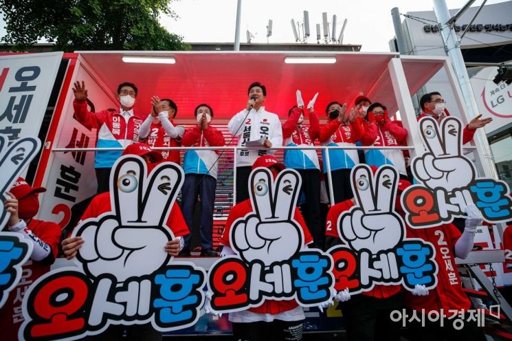 오세훈 국민의힘 서울시장 후보가 19일 서울 금천구 시티렉스 인근에서 선거운동 첫 집중유세를 하고 있다./강진형 기자aymsdream@