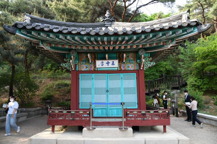 관저 입구에 있는 계단을 따라 5분 정도 오르면 오운정이 나온다. 경복궁 후원에 지었던 오운각의 이름을 딴 서울시 유형문화재다.
