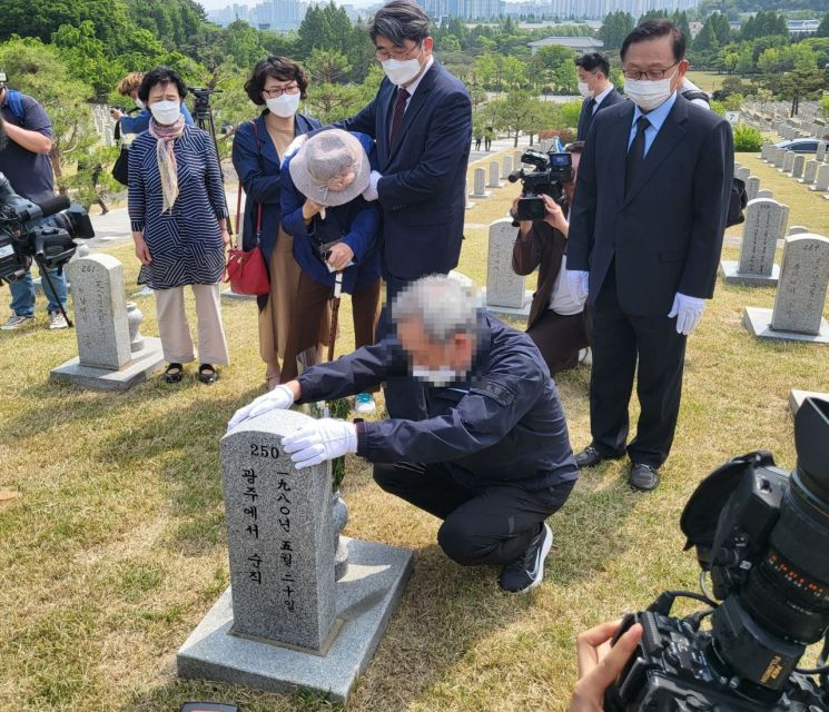 19일 오전 10시께 서울 국립현충원에서 함평경찰서 경찰관 사망 사건 당사자 배모씨가 희생자 묘역을 참배하고 있다. 고(故) 정충길씨의 배우자 박덕님씨는 그의 묘역 앞에서 3분가량 울며 자리를 떠나지 못하고 있다./사진=오규민 기자 moh011@