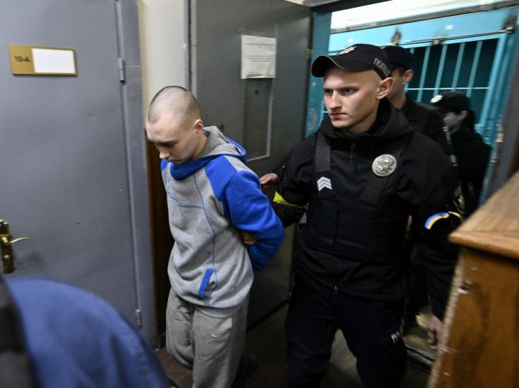 우크라이나 '전범 재판' 피고인 러 병사 "민간인 살해 인정"