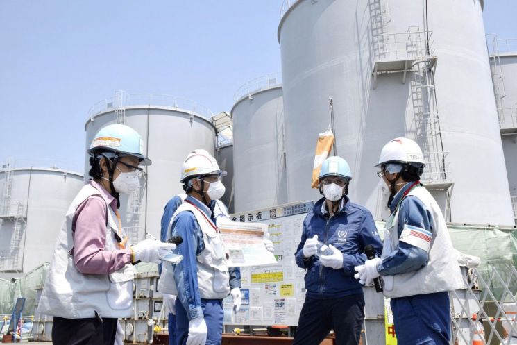 라파엘 그로시 국제원자력기구(IAEA) 사무총장(오른쪽에서 2번째)이 19일 일본 후쿠시마현 오쿠마의 후쿠시마 제1원자력발전소를 시찰하고 있다. [이미지출처=연합뉴스]
