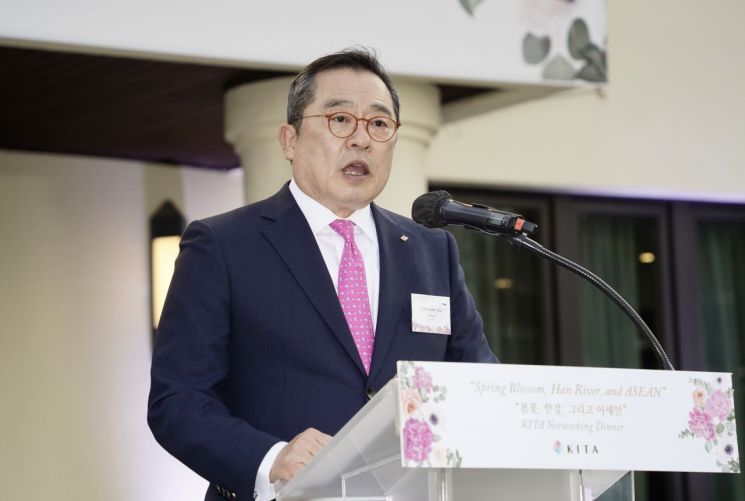 한국무역협회가 19일 광진구 그랜드 워커힐호텔에서 개최한 주한 아세안 10개국 대사 초청 네트워킹 행사에서 무역협회 구자열 회장이 축사를 하고 있다.