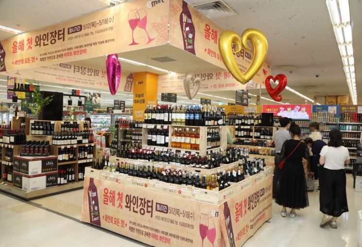 서울 성동구 이마트 성수점에서 고객들이 와인을 구매하고 있다.