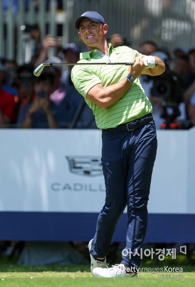 로리 매킬로이가 PGA챔피언십 첫날 8번홀에서 아이언 티 샷하고 있다. 털사(미국)=Getty images/멀티비츠