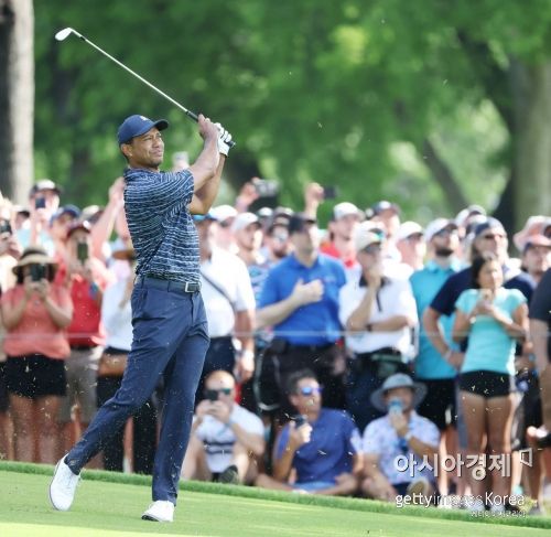 ‘돌아온 골프황제’ 타이거 우즈가 PGA챔피언십 첫날 17번홀에서 플레이하고 있다. 털사(미국)=Getty images/멀티비츠