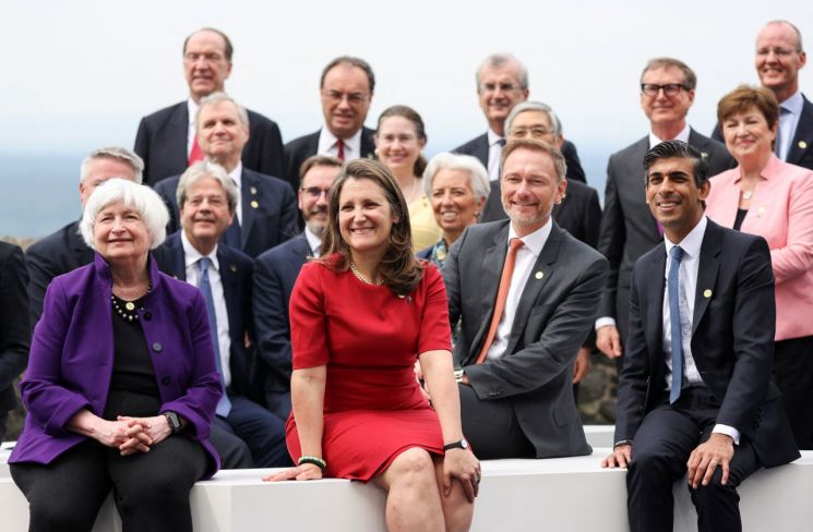 재닛 옐런 미국 재무장관(맨앞줄 왼쪽)을 비롯한 주요7개국(G7) 재무장관들이 독일 쾨닉스빈터에서 회동, 단체 사진을 위해 포즈를 취하고 있다. 쾨닉스빈터(독일)=로이터·연합뉴스