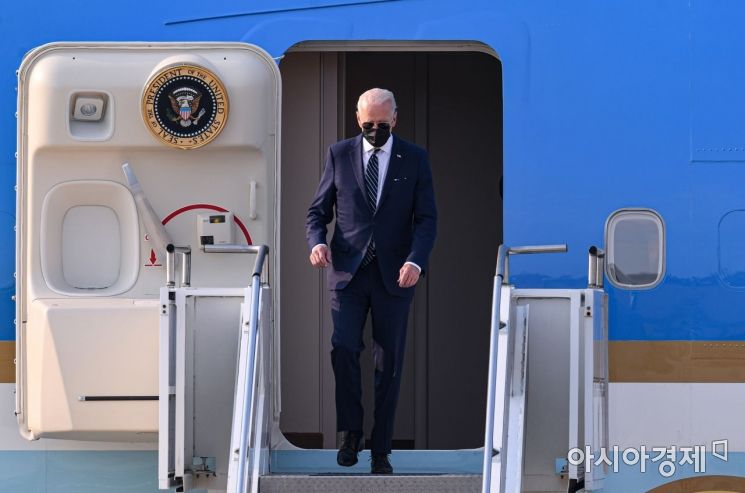 조 바이든 미국 대통령이 20일 경기도 오산 미 공군기지에 도착해 전용기인 에어포스원에서 내리고 있다. 바이든 대통령은 20~22일 한국, 22~24일 일본을 순차적으로 방문한다./오산=사진공동취재단