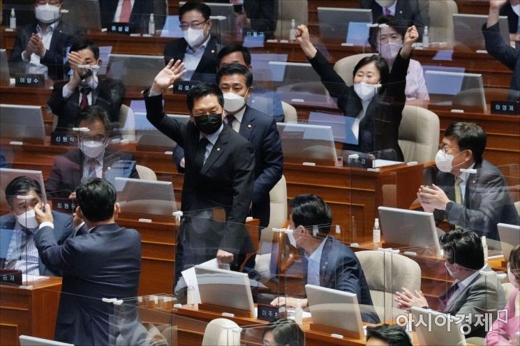 김기현 국민의힘 의원이 20일 국회에서 열린 본회의에서 자신의 징계안 표결 전 신상발언을 하기 위해 단상으로 나가는 도중 동료 의원들 응원을 받고 있다./윤동주 기자 doso7@