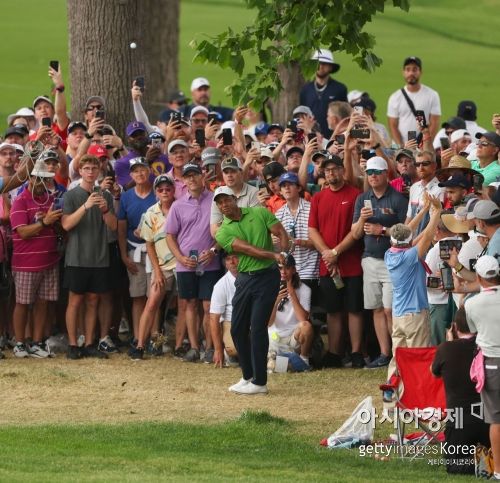 ‘돌아온 골프황제’ 타이거 우즈가 PGA챔피언십 둘째날 9번홀에서 아이언 샷을 구사하고 있다. 털사(미국)=Getty images/멀티비츠