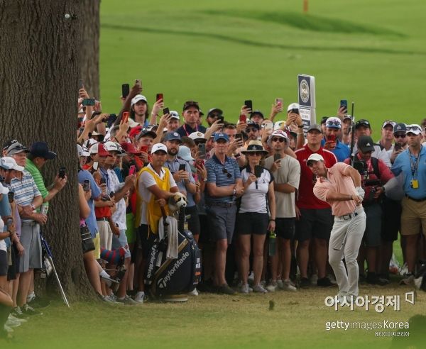 로리 매킬로이가 PGA챔피언십 둘째날 9번홀에서 트러블 샷을 시도하고 있다. 털사(미국)=Getty images/멀티비츠
