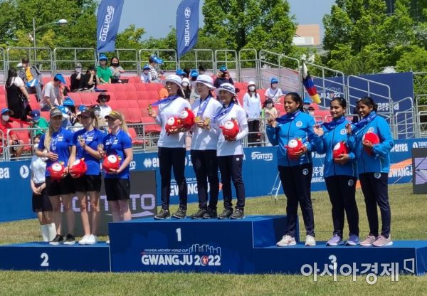 한국 여자 컴파운드 대표팀(김윤희·오유현·송윤수)은 21일 여자 양궁 산실인 광주여대에서 열린 컴파운드 여자 단체전 결승 경기에서 232점을 기록해 에스토니아(228점)를 꺾었다.