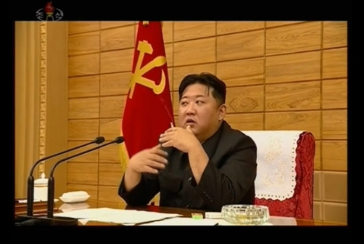 회의 중 흡연 중인 모습이 포착된 김정은 북한 조선노동당 총비서 겸 국무위원장. 사진=조선중앙TV 갈무리
