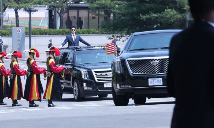 조 바이든 미국 대통령이 탑승한 차량이 21일 오후 전통 의장대를 지나 서울 용산 대통령실 청사로 들어서고 있다. [이미지출처=연합뉴스]