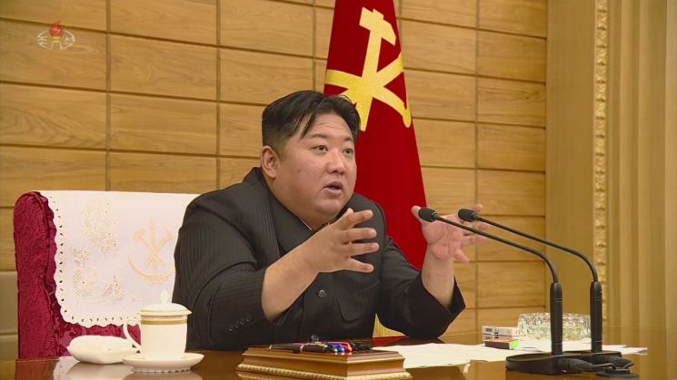 김정은 북한 국무위원장은 21일 당 정치국 협의회를 열고 코로나19 확산 상황이 안정적으로 관리되고 있다고 평가했다. [이미지출처=연합뉴스]