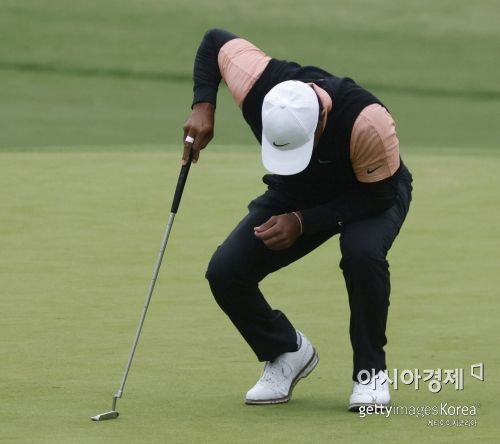 ‘돌아온 골프황제’ 타이거 우즈가 PGA챔피언십 셋째날 7번홀 그린에서 다리 통증을 참고 있다. 털사(미국)=Getty images/멀티비츠