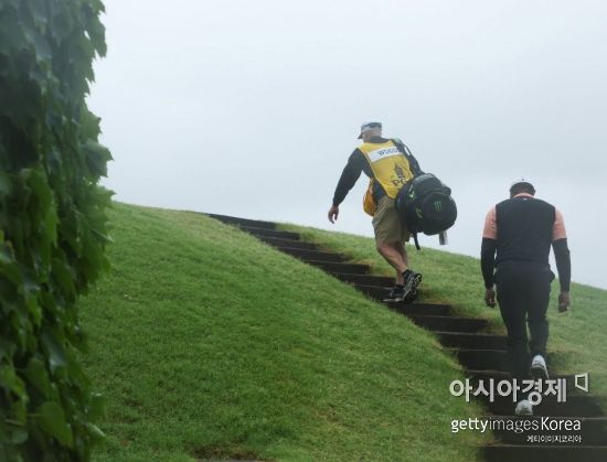 ‘돌아온 골프황제’ 타이거 우즈가 PGA챔피언십 셋째날 경기 도중 코스를 걸어가고 있다. 털사(미국)=Getty images/멀티비츠