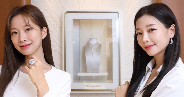 22일 서울 중구 롯데백화점 에비뉴엘 본점 '쇼메' 매장에서 모델들이 '호텐시아' 컬렉션 상품을 홍보하고 있다.