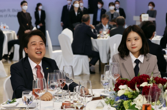 바이든 환영 만찬 속 '투샷' 눈길…이준석·박지현, 이재용·윤호중 '한 테이블'
