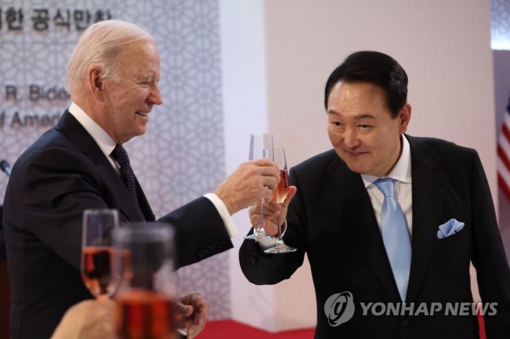 21일 윤석열 대통령과 조 바이든 미국 대통령이 서울 용산 국립중앙박물관에서 열린 환영 만찬에서 건배하고 있다. [이미지출처=연합뉴스]